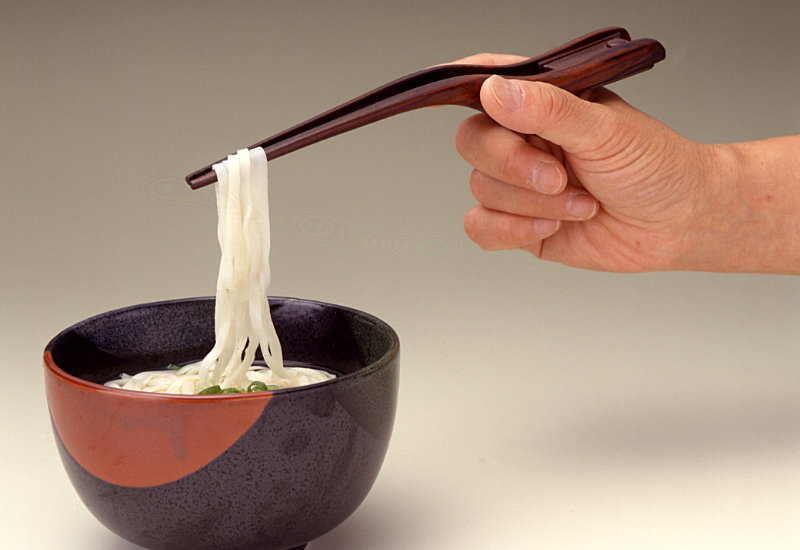 お箸で食べるうどん